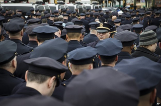 Illustration for article titled NYPD turn their backs on De Blasio again